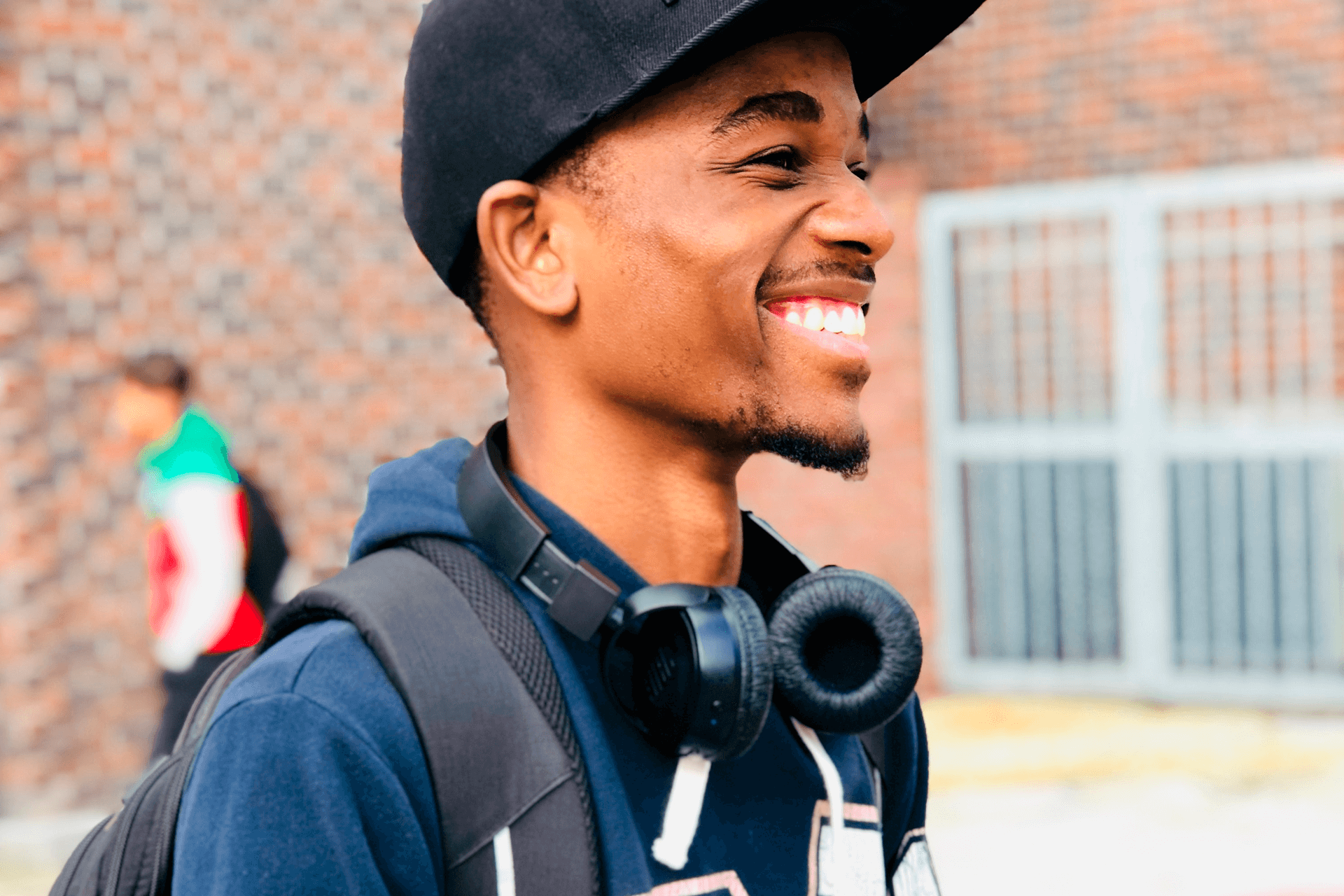 Estudiante lleva a un profesional de la NBA a la escuela